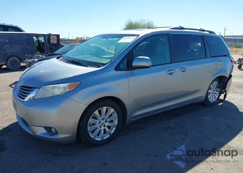 2011 Toyota Sienna Xle z USA, uszkodzony, nr VIN 5TDDK3DC5BS009990